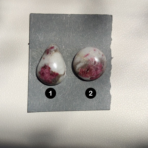 Cabujones Pequeños de Turmalina Rosa en Cuarzo