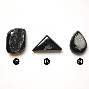 Ónix Negro con Drusas Cabujones Variados - 0