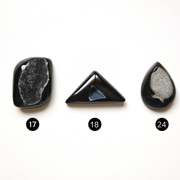 Ónix Negro con Drusas Cabujones Variados