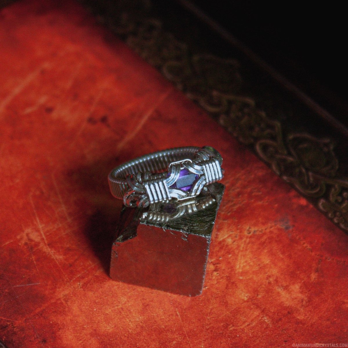 Ring aus mit Amethystdraht umwickeltem Sterlingsilber – Anima Mundi-Kristalle
