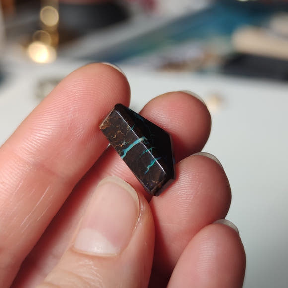 Boulder Opal nr.16- Triangle - Anima Mundi Crystals