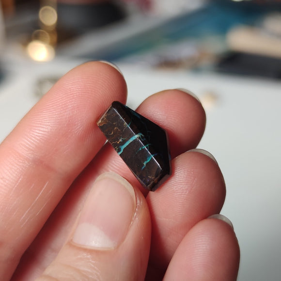 Boulder Opal nr.16- Triangle - Anima Mundi Crystals