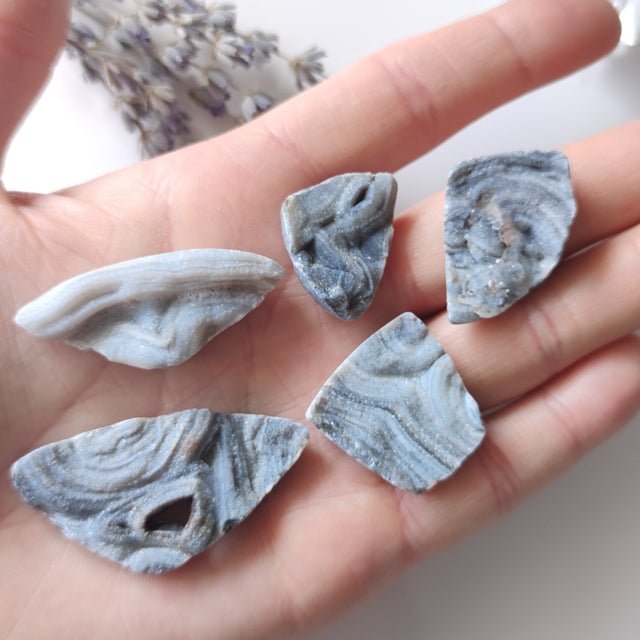 Drusige blaugraue Chalcedon-Cabochons – Anima Mundi-Kristalle