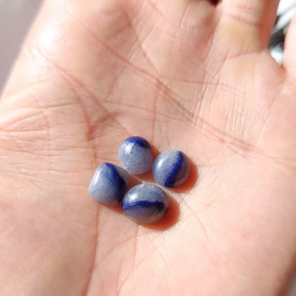 Cabujones de Dumortierita en Cuarzo Blanco