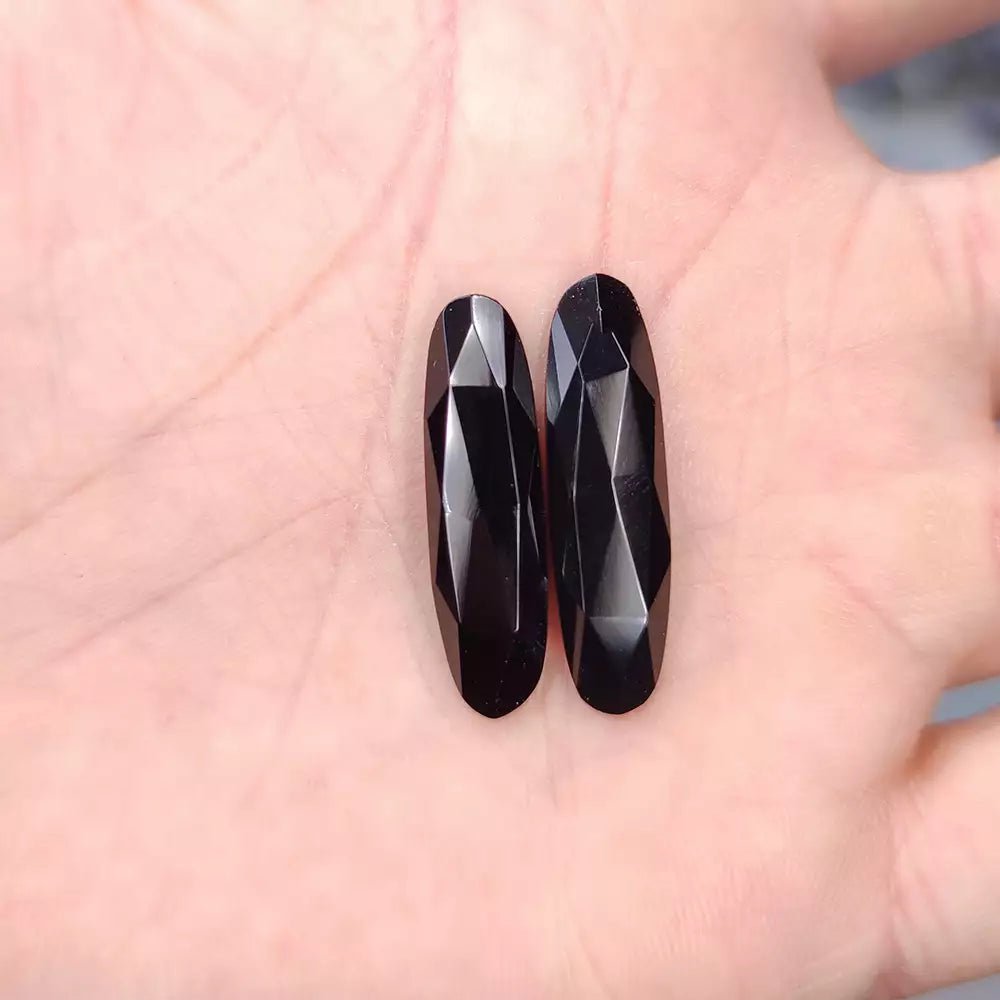 Facettierter ovaler schwarzer Onyx – Anima Mundi-Kristalle