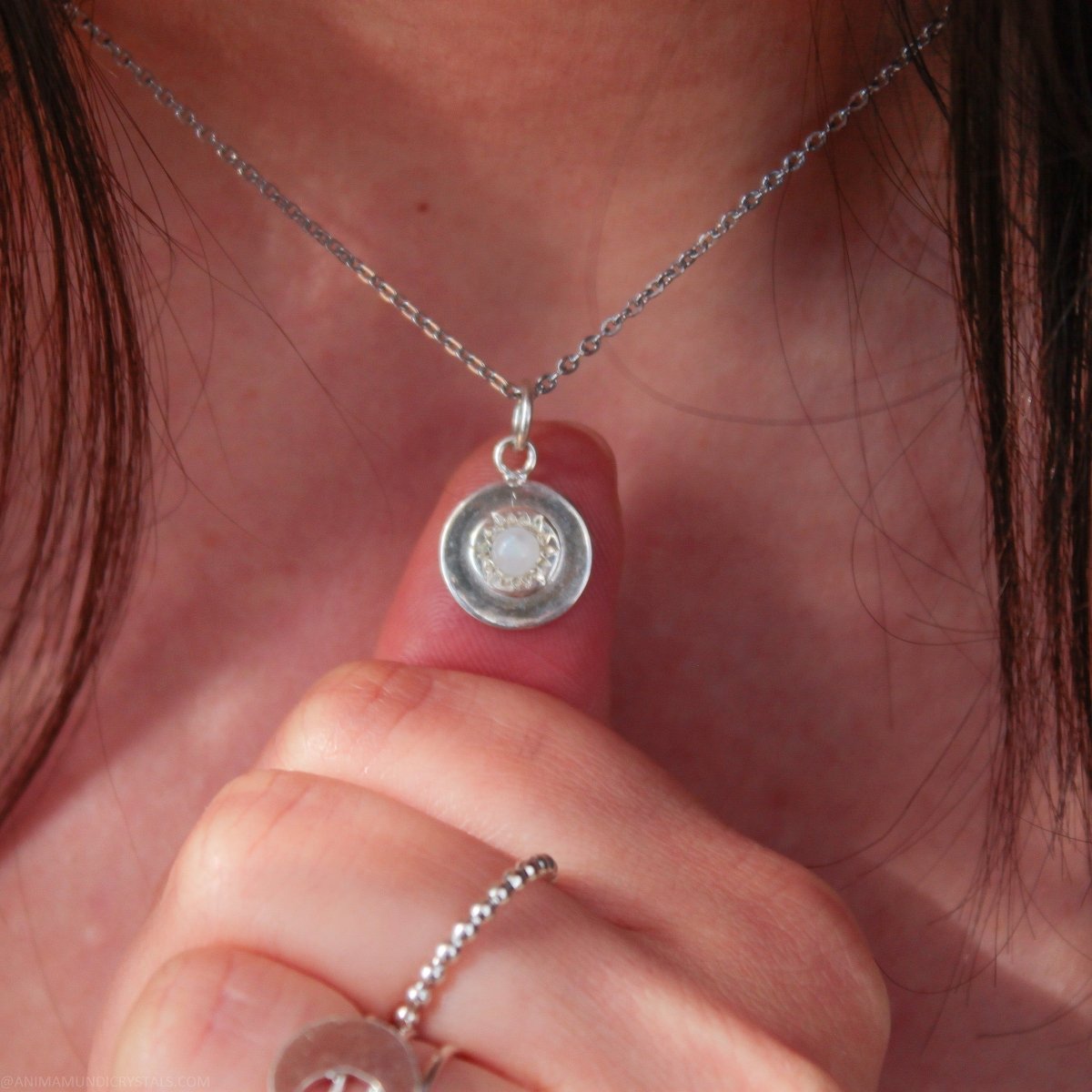 Collar Mini Moneda de Piedra Luna - Cristales Anima Mundi