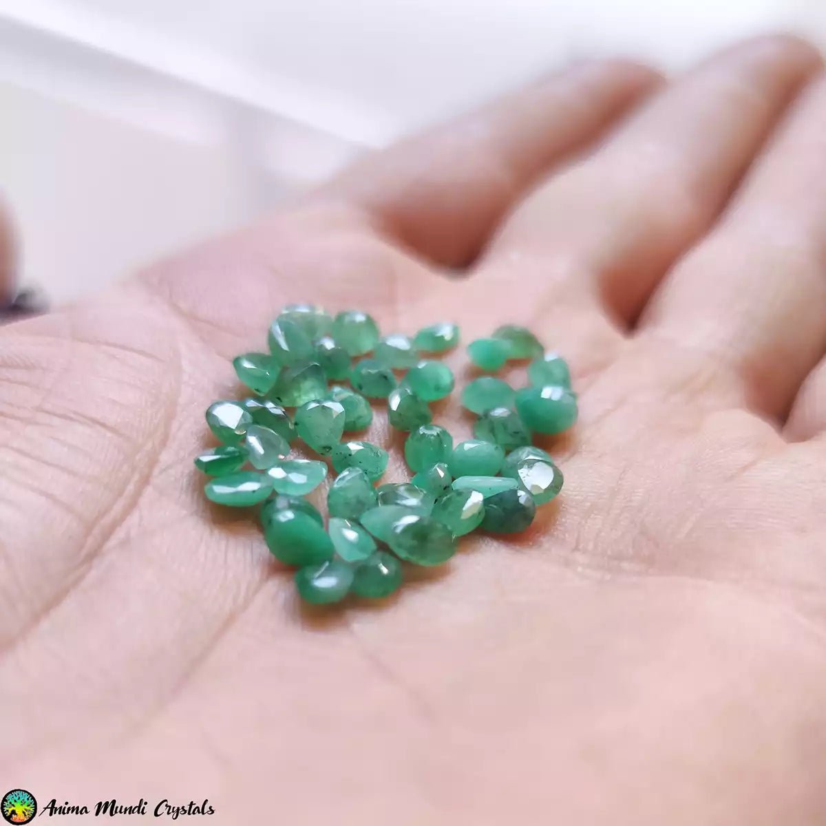 Kleine Smaragd-Cabochons im Birnenschliff – Anima Mundi Crystals